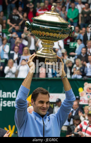 Halle, Allemagne. 25 Juin, 2017. Roger Federer à partir de la Suisse pose avec son trophée après avoir remporté son dernier match face à Alexander Zverev à partir de l'Allemagne à la Gerry Weber Open de tennis à Halle, en Allemagne de l'ouest, le 25 juin 2017. Credit : Joachim Bywaletz/Xinhua/Alamy Live News Banque D'Images