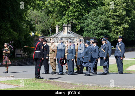 Teesdale, Barnard Castle, comté de Durham au Royaume-Uni. Dimanche 25 juin 2017. Le marché nord-est ville de Barnard Castle fit un pas en arrière dans le temps aujourd'hui que les gens habillés en vêtements de 1940, dans le cadre de la et Barnard Castle 1940 Week-end de célébrations. Cela comprenait également une cérémonie de dépôt de gerbes en souvenir de ceux qui ont perdu la vie dans des conflits dans le monde. Crédit : David Forster/Alamy Live News Banque D'Images