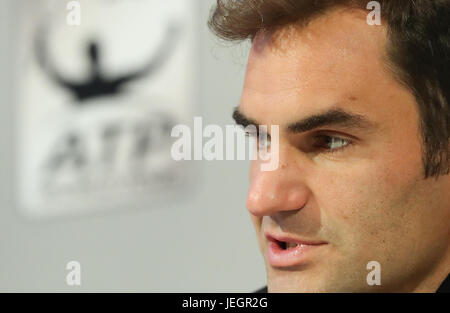 Halle, Allemagne. 25 Juin, 2017. Roger Federer vainqueur de la Suisse prend la parole lors d'une conférence de presse après le tournoi de tennis ATP masculin match final contre l'Allemagne, A. Zverev à Halle, en Allemagne, le 25 juin 2017. Photo : Friso Gentsch/dpa/Alamy Live News Banque D'Images