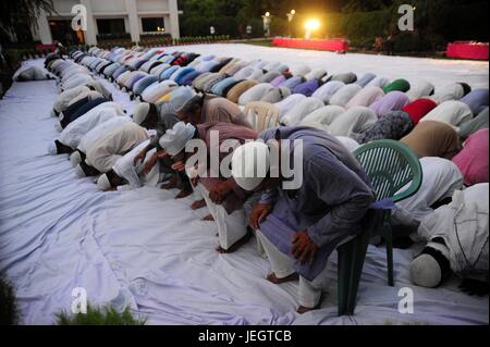 Allahabad, Uttar Pradesh, Inde. 25 Juin, 2017. Allahabad : musulmans indiens offrent prière sur la veille de l'Eid-ul-Fitr festival à Allahabad sur 25-06-2017. Credit : Prabhat Kumar Verma/ZUMA/Alamy Fil Live News Banque D'Images