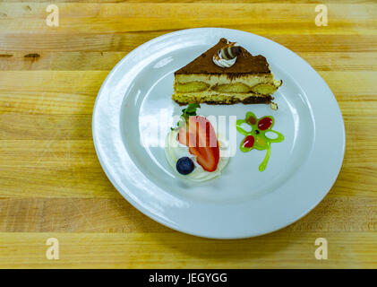 Tiramisu dessert sur assiette blanche avec des fruits Banque D'Images