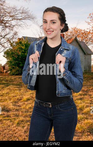 Belle femme portant une paire de jeans et une veste en jean Banque D'Images