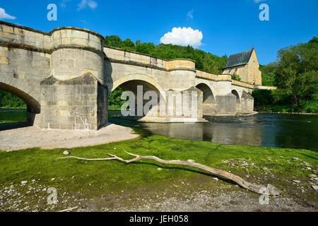Pont de pierre sur la rivière Werra, 13e siècle, à l'arrière la chapelle Liborius, Creuzburg, Thuringe, Allemagne Banque D'Images