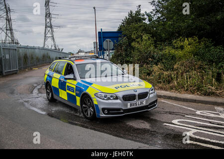 London Metropolitan Police voiture BMW Salon de quitter les lieux d'un incendie lot de voiture à Croydon, Surrey Banque D'Images