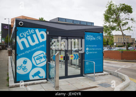 Le moyeu du cycle pour le stationnement des vélos à proximité de Bury informatisées tram et de bus, Bury, Greater Manchester, UK Banque D'Images