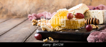 De miel avec un assortiment de fromages Banque D'Images