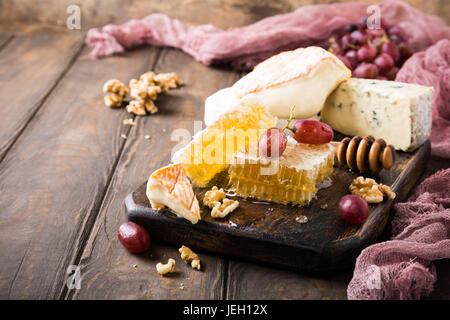 De miel avec un assortiment de fromages Banque D'Images