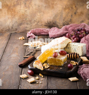 De miel avec un assortiment de fromages Banque D'Images