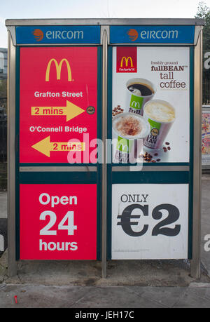 La publicité pour McDonald's sur le côté du téléphone Eircom boîtes, Dublin, Irlande Banque D'Images