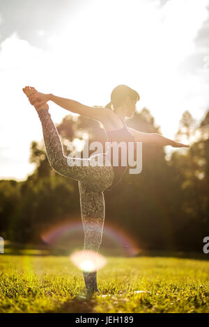 Caucasian woman in yoga équilibre permanent Natarajasana. Vue arrière Banque D'Images