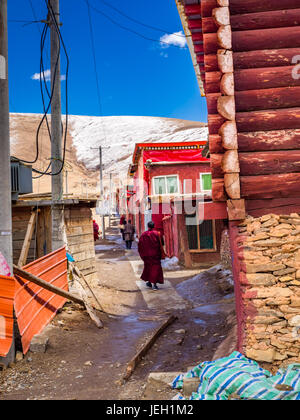 Moines bouddhistes tibétains marcher dans une rue à Yarchen nerrow Gar monastère dans le Sichuan, Chine Banque D'Images