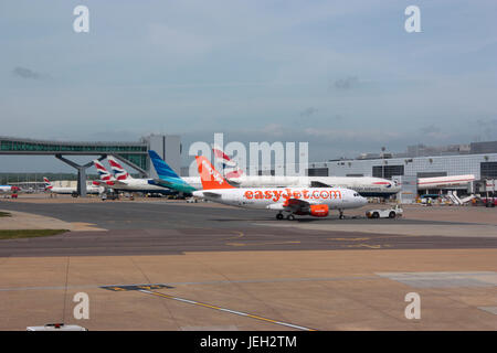 Aviation civile. Aéroport de Londres Gatwick, Royaume-Uni, avec un Airbus A319 easyJet et d'autres avions à leurs portes. Voyages aériens commerciaux et vols. Banque D'Images