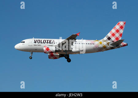 Le transport aérien commercial. Airbus A319 avion de ligne de la compagnie aérienne espagnole Volotea en approche Banque D'Images