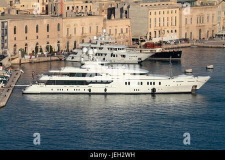 Le Amels 67m superyacht Maria dans le Grand Port de Malte Banque D'Images