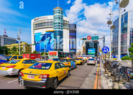 TAIPEI, TAIWAN - Le 17 mai : c'est une ville de scène d'attente du taxi au feu de circulation dans le centre-ville animé de shopping de Taipei le 17 mai 2017 à Taipei Banque D'Images