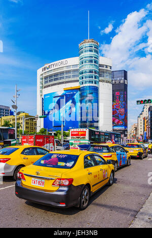 TAIPEI, TAIWAN - Le 17 mai : c'est une ville de scène d'attente du taxi au feu de circulation dans le centre-ville animé de shopping de Taipei le 17 mai 2017 à Taipei Banque D'Images