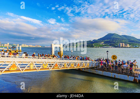 TAIPEI, TAIWAN - Le 29 mai : séjour touristique en attente sur un embarcadère pour une tourboat wiill qui les prendre à Fisherman's wharf un célèbre monument à Tamsui le 29 mai Banque D'Images