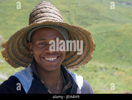 Portrait smiling man wearing hat Basotho Leribe Lesotho Afrique du Sud District Banque D'Images
