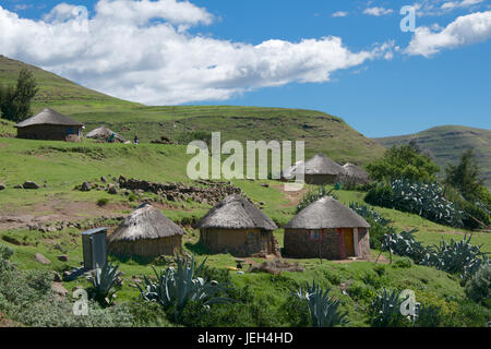 Le Lesotho traditionnelles en chaume village Montagnes Maloti rondavels Leribe Lesotho Afrique du Sud District Banque D'Images