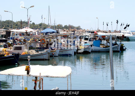 Des bateaux de pêche, Glyfada, Athens, Grèce, Juin 2004 Banque D'Images