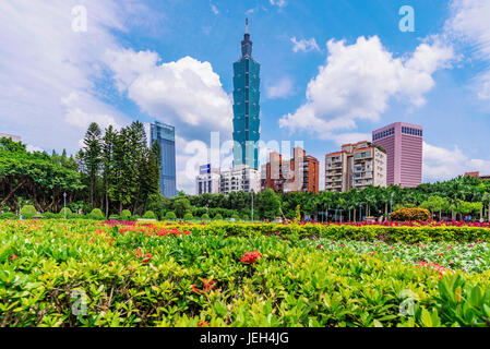 TAIPEI, TAIWAN - Le 31 mai : c'est vu de Taipei 101 et Xinyi district financier pris l'architecture des jardins de Sun Yat-sen Memorial Hall, le M Banque D'Images