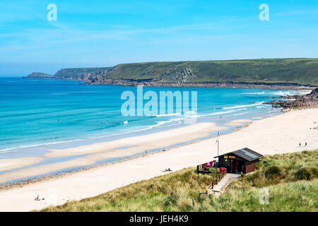 Journée ensoleillée sur la plage de sable blanc à sennen Cove, à Cornwall, Angleterre, Grande-Bretagne, Royaume-Uni. Banque D'Images