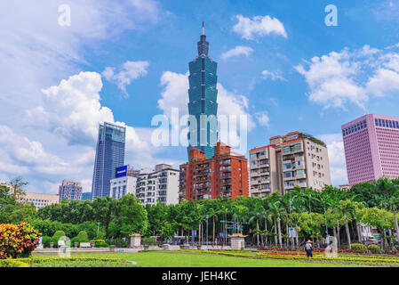 TAIPEI, TAIWAN - Le 31 mai : c'est vu de Taipei 101 et Xinyi district financier pris l'architecture des jardins de Sun Yat-sen Memorial Hall, le M Banque D'Images