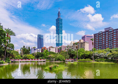 TAIPEI, TAIWAN - Le 31 mai : il s'agit d'une vue panoramique sur Taipei 101 et Xinyi district financier provenant de l'architecture de Sun Yat-sen Memorial Hall park sur Ma Banque D'Images