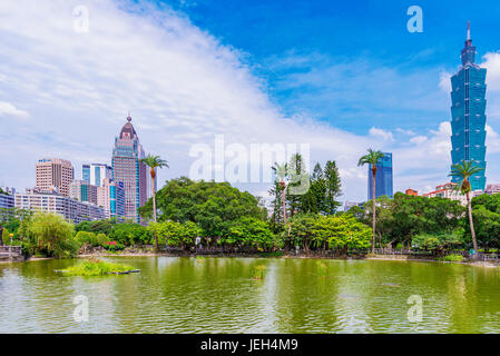 TAIPEI, TAIWAN - Le 31 mai : il s'agit d'une vue panoramique sur Taipei 101 et Xinyi district financier provenant de l'architecture de Sun Yat-sen Memorial Hall park sur Ma Banque D'Images
