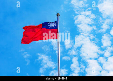 Drapeau taiwanais soulevées dans le vent avec ciel bleu Banque D'Images