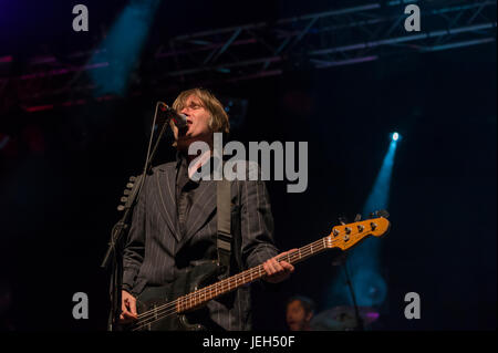 Ecosse, Royaume-Uni Dundrennan - Juillet 26, 2014 : Justin Currie de Del Amitri groupe écossais vivent sur la scène Summerisle lors du 13e Festival une femme blessée Banque D'Images