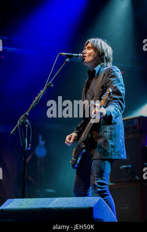 Ecosse, Royaume-Uni Dundrennan - Juillet 26, 2014 : Justin Currie de Del Amitri groupe écossais vivent sur la scène Summerisle lors du 13e Festival une femme blessée Banque D'Images