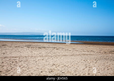 La plage de Troon à au sud vers Ayr et Brown Carrick Hill Ayrshire en Écosse Banque D'Images