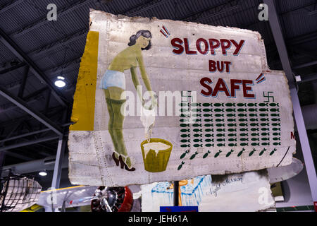 Oshkosh, WI - 3 mars 2017 : un morceau de nose art de guerre d' avion sûr mais bâclé Banque D'Images