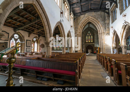 L'intérieur d'une église vue depuis l'autel, avec des bancs et des arches, Yorkshire, Angleterre Banque D'Images