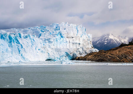 Le glacier Perito Moreno dans le Parc National Los Glaciares en Patagonie argentine, près de El Calafate, Province de Santa Cruz, Argentine Banque D'Images