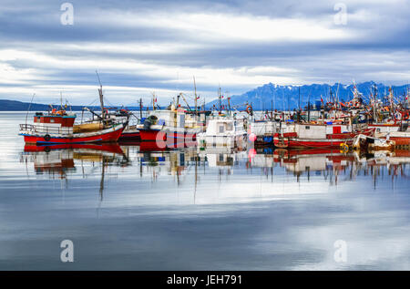 Bateaux de pêche dans un port, la Patagonie Chilienne ; Puerto Natales, Ultima Esperanza, Chili Banque D'Images