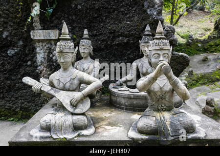 Statues bouddhistes jouant d'un instrument en secret Buddha Garden ; Wat Chang, Ko Samui, Thaïlande Banque D'Images