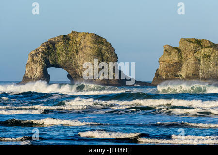 Briser les vagues près de Twin Rocks, Rockaway Beach, Oregon, United States of America Banque D'Images