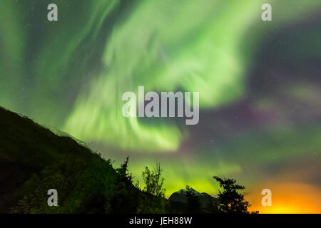 Aurora Borealis vert vif au cours de la danse, des montagnes Kenai Moose Pass, péninsule de Kenai, le centre-sud de l'Alaska ; Alaska, États-Unis d'Amérique Banque D'Images