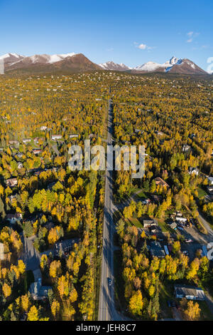 Vue aérienne des maisons de quartier Hillside à Anchorage, neige couvrant les sommets des montagnes Chugach en arrière-plan, couleur automnale T... Banque D'Images