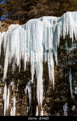 Formations de glace accroché sur rocher en canyon Johnson ; Alberta, Canada Banque D'Images