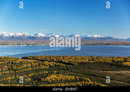 Vue sur le centre-ville de Anchorage, Point MacKenzie dans l'avant-plan, les montagnes Chugach, couvert de neige au loin, le centre-sud de l'Alaska Banque D'Images