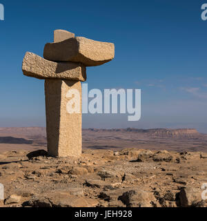 La sculpture sur pierre à la pointe nord du cratère de Ramon, désert du Néguev, Mitzpe Ramon, District Sud, Israël Banque D'Images