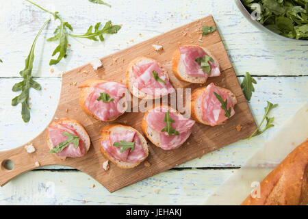 Sandwich au jambon sur planche de bois Banque D'Images