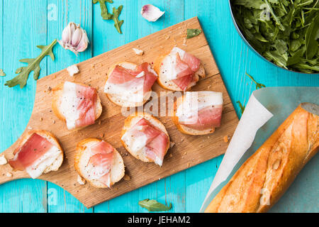 Du pain et du bacon sur la table Banque D'Images