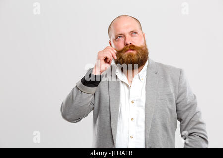 L'homme réfléchi tient sa moustache Banque D'Images