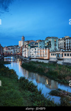 Espagne, Catalogne, Gérone, au crépuscule, vieux quartier (Barri Vell), ville au bord de la rivière Onyar Banque D'Images