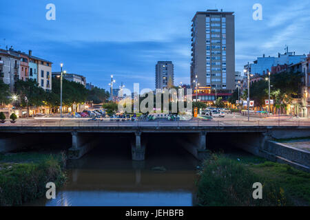 Centre-ville de Gérone, Placa de Catalunya square sur la rivière Onyar, au crépuscule, en Catalogne, Espagne Banque D'Images