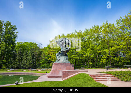 Pologne, Varsovie, Royal de Lazienki Park au printemps et statue de Frédéric Chopin, ville monument Banque D'Images